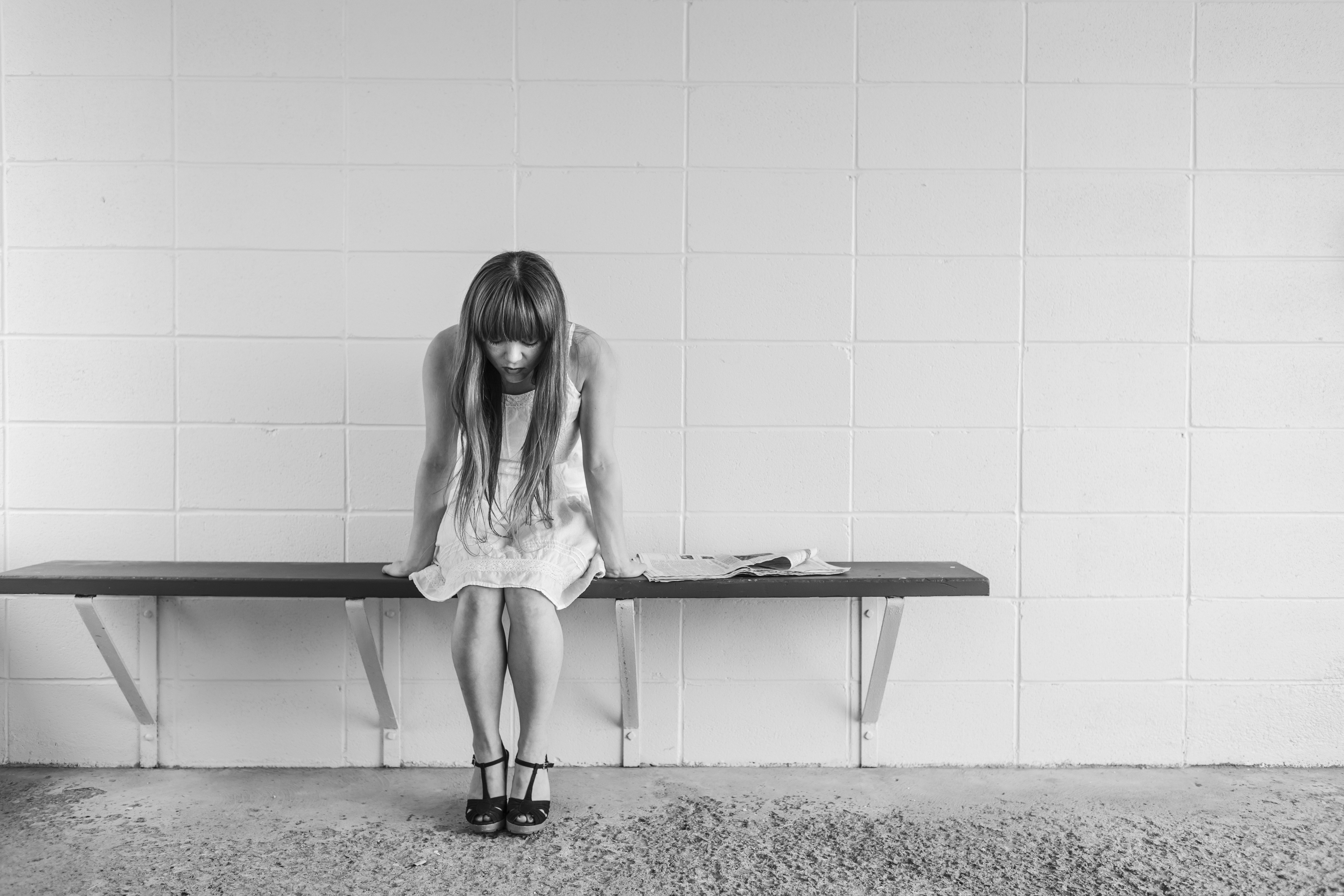 Girl Waiting Bench_Ryan McGuire_Stocksnap