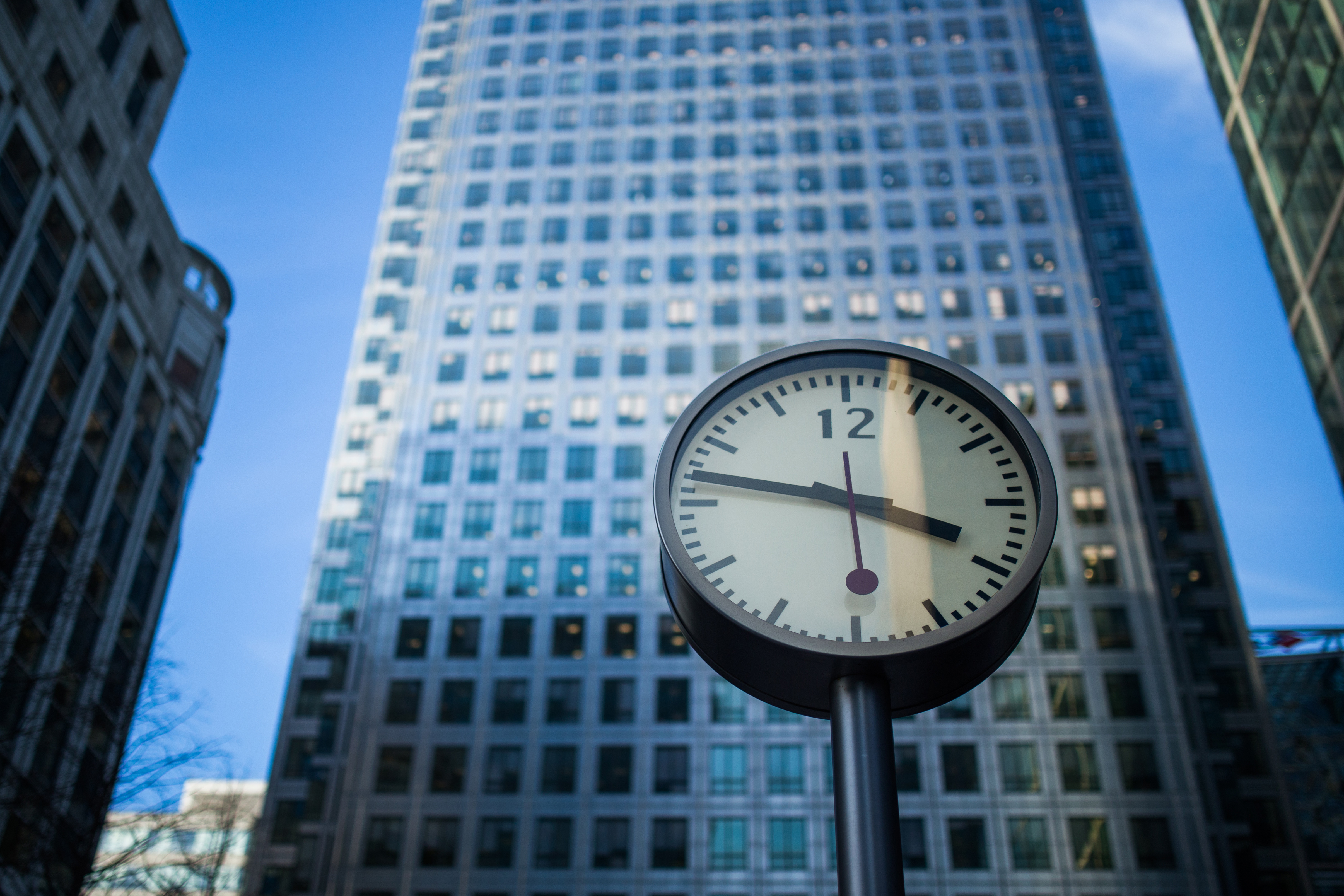 Clock &amp; skyscraper_Luis Llerena_Stocksnap