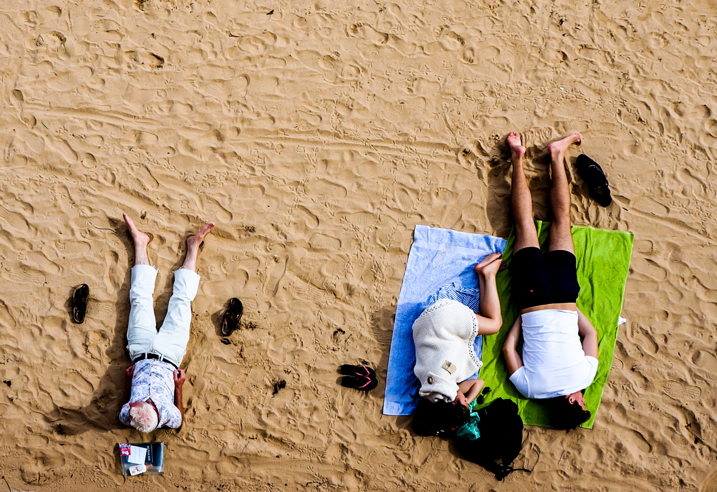 Friends on Beach_Lili Popper_Stocksnap.jpg