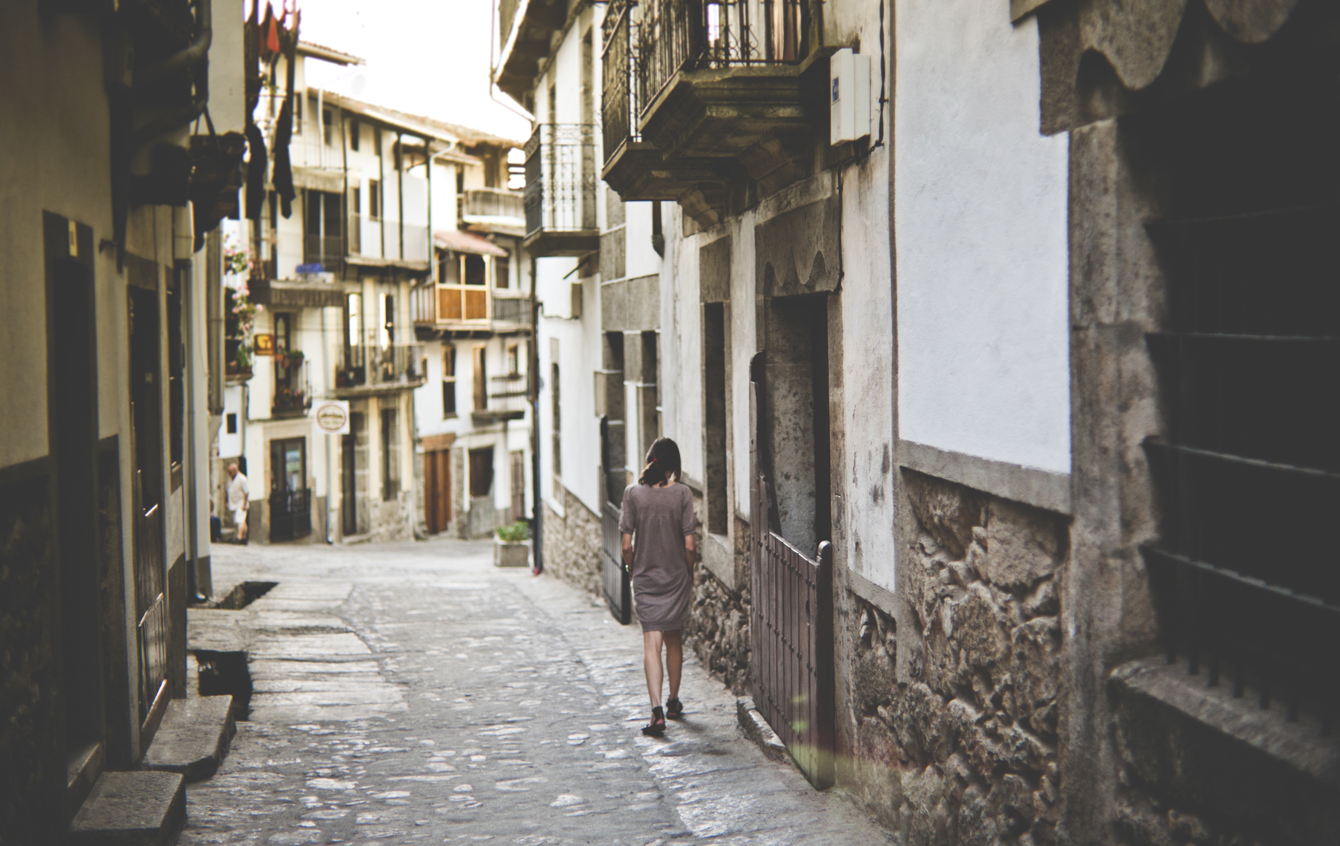 Solo Woman Euro Side Street_Francisco Moreno_Stocksnap