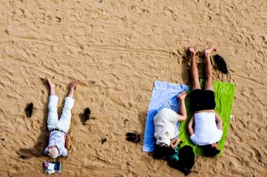 friends-on-beach_lili-popper_stocksnap-768x527