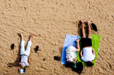 Friends on Beach_Lili Popper_Stocksnap