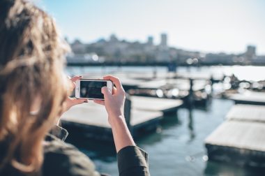 girl-phone-picture-docks_ian-schneider_stocksnap